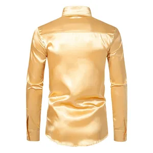 Vista trasera de una camisa de manga larga de satén dorado brillante para hombre, tacto suave