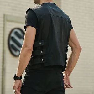 Vue détaillée d'un gilet noir pour homme en similicuir avec sangles à boucles