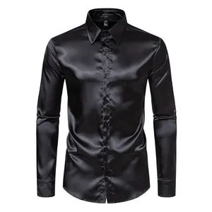Detalle de camisa de satén negro para hombre con acabado brillante sedoso