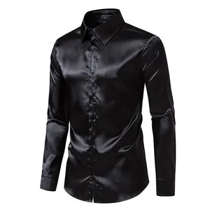 Vista detallada de una camisa de manga larga de satén negro para hombre con brillo