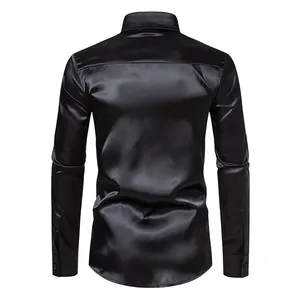 Vista trasera de una camisa de manga larga de satén negro brillante para hombre
