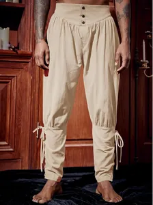 Dettaglio di pantaloni da pirata medievale a vita alta con regolabili lacci alle caviglie