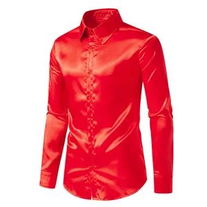Vista detallada de la textura de tela de satén rojo en una camisa de manga larga
