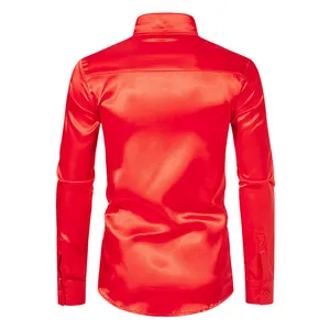 Vista posterior de camisa de satén rojo de manga larga para hombre con acabado brillante de seda