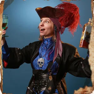 Gedetailleerd overzicht van een piratenkapiteinkostuum met hoed, veer en accessoires voor Halloween.