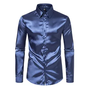 Vista detallada profesional de una camisa de manga larga para hombre en satén azul marino