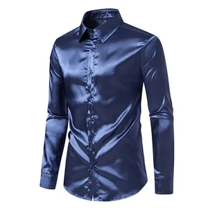 Primer plano de una camisa de satén azul marino para hombre con acabado brillante