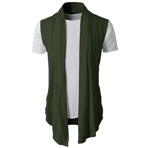 Vista frontale di cardigan in maglia senza maniche verde scuro da uomo con design drappeggiato