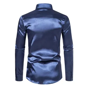 Vista posterior detallada de una camisa de satén azul marino brillante para hombres
