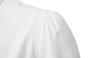 Detailopname van de geplooide pofmouw op een wit middeleeuws steampunk kostuumshirt.