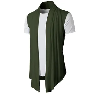 Dettaglio di un cardigan in maglia senza maniche verde scuro da uomo con design aperto