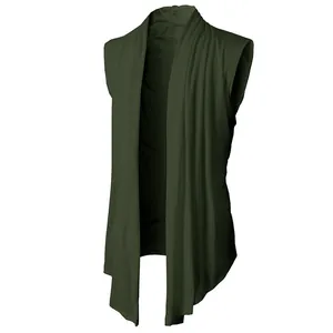 Dettaglio gilet uomo in maglia senza maniche verde oliva con elegante effetto drappeggiato