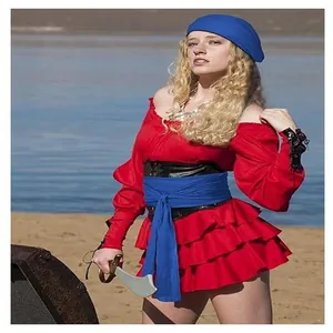 Detailweergave van piratenkapitein kostuum voor dames met rode jurk en blauwe hoofddoek