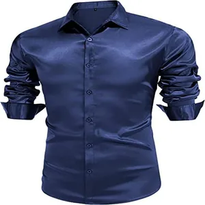 Detailopname van marineblauw glanzend satijnen overhemd voor heren, zijdeachtige stof