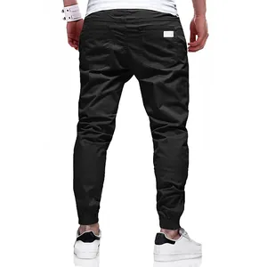 Vista posteriore dei pantaloni jogger neri da uomo con tasca e polsini elastici