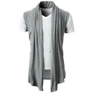 Dettaglio di un cardigan smanicato grigio da uomo su una t-shirt bianca con scollo a V