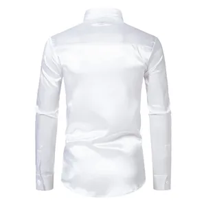 Detalle de la vista posterior de camisa de satén blanco de manga larga para hombre