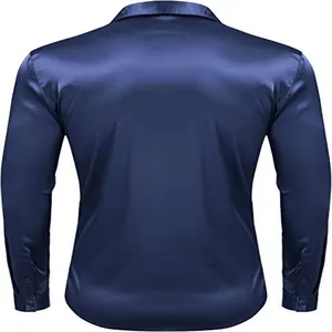 Gedetailleerd achteraanzicht van glanzend marineblauw 70s disco overhemd lange mouw