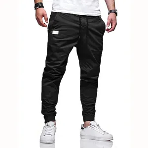 Vista dettagliata dei pantaloni cargo neri da uomo con coulisse e polsini elastici