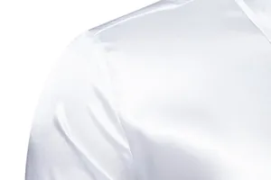 Primer plano de la textura de la tela de raso blanco y las costuras de una camisa de hombre