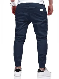 Vista posteriore di pantaloni jogger blu navy da uomo con polsini elastici alla caviglia.