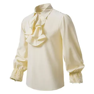 Detailopname van crème heren steampunk shirt met elegante ruches en kanten manchetten