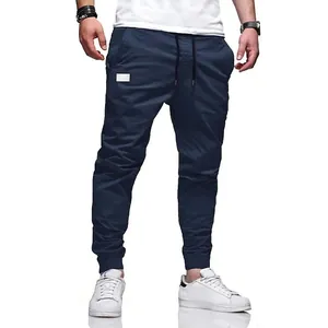 Vista dettagliata dei pantaloni sportivi blu scuro con coulisse elastica in vita