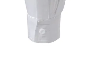 Primer plano de un puño de camisa de satén blanco con elegante botón y detalles de costura