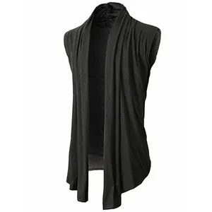 Dettaglio del cardigan senza maniche da uomo grigio con design drappeggiato e aperto.