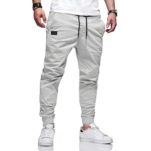 Vista dettagliata dei pantaloni jogger grigi da uomo con coulisse e polsini elastici