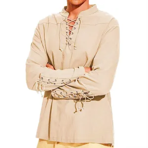 Vue détaillée d'une chemise à lacets en mélange coton-lin beige pour homme sur modèle