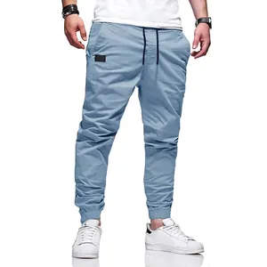 Pantaloni cargo jogger da uomo azzurro chiaro con coulisse in vita e polsini elastici.