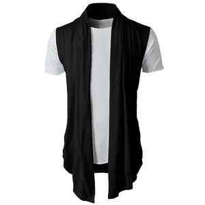 Dettaglio di un cardigan nero senza maniche da uomo con design drappeggiato aperto.