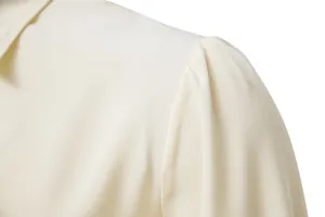 Detailopname van het geplooide schouderdetail op het crème steampunk middeleeuws shirt