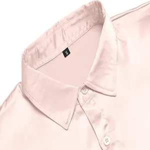 Gedetailleerde opname van glanzende roze disco shirt kraag met maat S label, zijdezacht.