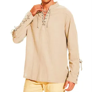 Détail d'une chemise décontractée pour homme en coton et lin avec col en V lacé