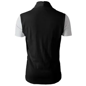 Vista posteriore di un cardigan in maglia senza maniche nero da uomo su t-shirt bianca