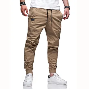 Dettaglio frontale dei pantaloni jogger kaki da uomo con coulisse ed elastici alle caviglie
