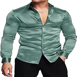 Detail van een herenhemd van satijn in saliegroen, slim fit met glanzende disco-textuur