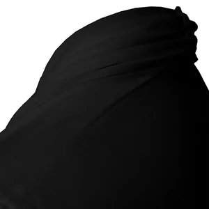 Dettaglio del tessuto in maglia nera con texture a costine e bordi plissettati