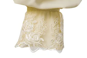 Macro detail van middeleeuws steampunk shirt manchet met verfijnde bloemen kant