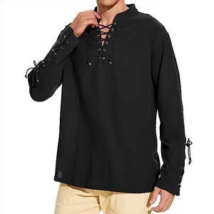 Gros plan sur une chemise en lin noir pour homme avec col en V à lacets et manches
