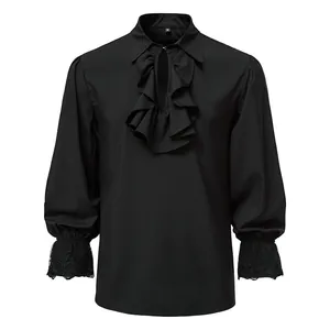 Detail van zwart steampunk-shirt met ruches en kantmanchetten voor middeleeuwse cosplay