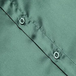 Macro-detail van de glanzende stof en knopen van een vintage groen discohemd voor heren