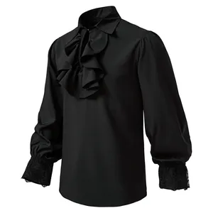 Gedetailleerd overzicht van zwart steampunk shirt met elegante ruches en kanten manchetten