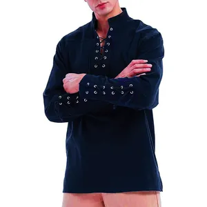 Détail d'une tunique en coton et lin pour homme avec col en V à lacets et poignets