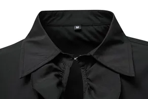 Detailopname van de ruffelkraag en haaksluiting van een zwart steampunk middeleeuws shirt