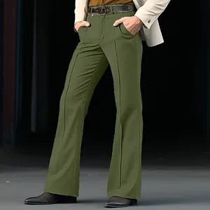 Détail du pantalon évasé slim pour homme en sergé vert olive avec plis sur le devant