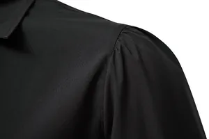 Detailopname van de gepofte schouder op een zwart steampunk middeleeuws herenhemd