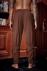 Detailansicht der Rückseite einer braunen Mittelalter-Retro-Hose mit Schnürung am Knöchel